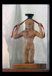 Aryballos, een vaas in de vorm van een knielende jongen, ca. 530 v.Chr.